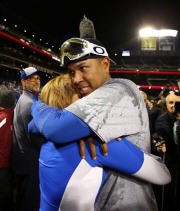 El receptor venezolano Salvador Pérez celebró la obtención del Clásico de Otoño abrazando a su mamá.