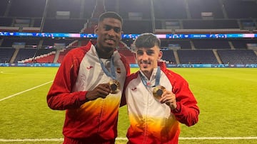 Mosquera y Diego López posan con la medalla de oro lograda en París.