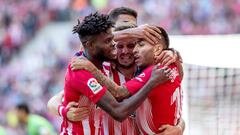 GRAF1757. MADRID, 07/10//2018.- El delantero argentino del Atl&eacute;tico de Madrid &Aacute;ngel Correa (d) celebra con los compa&ntilde;eros su gol ante el Real Betis durante el partido de la octava jornada de La Liga, esta tarde en el Estadio Wanda Met