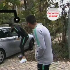Cristiano intenta 'robar' el móvil a una pareja que le grababa desde el coche