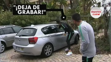 Cristiano intenta "robar" el móvil a una pareja que le grababa desde el coche