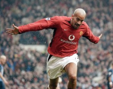 Juan Veron tras su etapa en varios equipos italianos fichó por el Manchester United en 2001 por cerca de 42,5 millones de euros, la transferencia más alta en la historia del fútbol inglés en aquel momento. Pasadas dos temporadas el equipo inglés le traspasaría por 22,5 millones de euros al Chelsea en 2003.