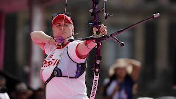 La rusa Ksenia Perova compite por la medalla de oro ante la surcoreana Chang Hye Jin durante la prueba con arco recurvo individual femenino en los Mundiales de Tiro con Arco celebrados en Ciudad de México (México).