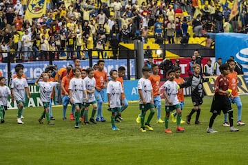 Los niños protagonizaron los protocolos de la jornada 16