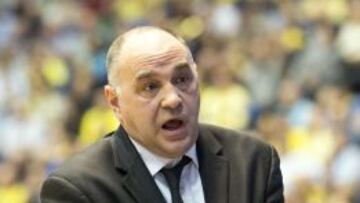 Pablo Laso, gesticula durante el árbitro.