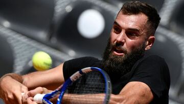 Benoit Paire devuelve una bola durante su partido ante Stefano Travaglia en el Masters 1.000 de Roma.