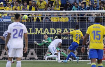 1-1. Rub¨¦n Sobrino marca el primer gol.