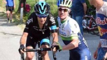 Simon Clarke empuja a Richie Porte tras cederle su rueda.