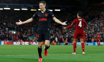 Marcos Llorente celebra uno de sus goles al Liverpool.