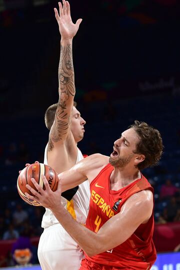 Pau Gasol ante Daniel Theis.