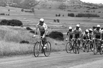 Lucho Herrera marcó la historia del deporte colombiano, se convirtió en el primer 'escarabajo' en ganar una de las tres grandes del ciclismo. En 1987 logró coronarse campeón de la Vuelta a España. También consiguió en tres ocasiones estar en el top 10 del Tour de Francia. 