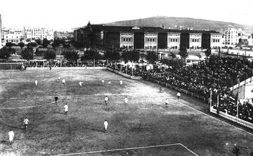 El Campo de la Calle Industria se inauguró el 14 de marzo de 1909 y fue la casa de los azulgranas hasta el año 1922. Apodado como La Escopidora por sus reducidas dimensiones (medía 91 metros de largo por 52 de ancho), era uno de los más modernos de su época al contar con luz artificial. Con el tiempo se le fueron añadiendo vestuarios, duchas, etc. El conjunto blanco lo visitó una decena de veces, todo amistosos jugados entre 1913 y 1921. Nunca ganó (siete victorias azulgranas), aunque logró tres empates…