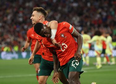 1-1. Nuno Mendes celebra su primer tanto con Francisco Conceição.