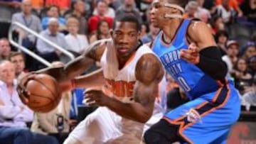 Westbrook trata de robar un balón a Eric Bledsoe.