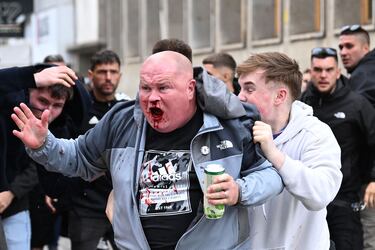 La policía polaca vigila las calles de Breslavia, donde se concentran las aficiones del Betis y del Chelsea, a pocas horas del inicio de la final.