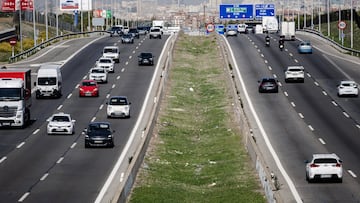 Tráfico a la salida A7, en el inicio del Puente del Pilar, a 11 de octubre de 2023, en Madrid (España). La Dirección General de Tráfico (DGT) prevé 7.450.000 desplazamientos de largo recorrido durante los próximos cinco días del Puente del Pilar 2023, y pone en marcha el operativo especial desde este miércoles a las 15:00 horas y hasta la medianoche del próximo domingo 15. El operativo cuenta con medios humanos, así como con medios materiales como radares fijos, helicópteros o drones. Uno de los puntos que concentra más tráfico es a primera hora de la tarde de hoy.
11 OCTUBRE 2023;MADRID;DGT;DESPLAZAMIENTOS;PUENTE DEL PILAR;PIXELADA
Carlos Luján / Europa Press
11/10/2023