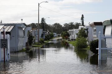 Casas móviles rodeadas por las aguas de la inundación después de que el huracán Milton pasara por St. Petersburg, Florida.