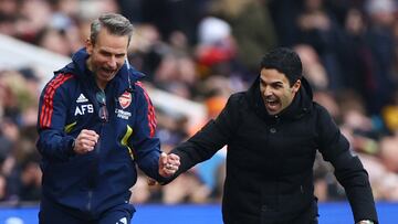 Mikel Arteta, entrenador del Arsenal, celebra el último gol contra el Aston Villa.