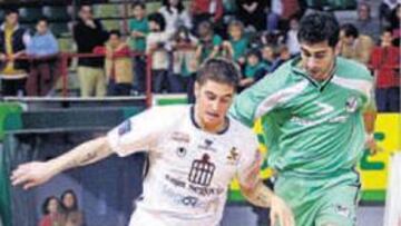 <b>MUY DISPUTADO. </b>Gabriel (Interviú) lucha con Rubén por un balón.