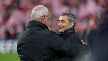 BILBAO (PAÍS VASCO), 13/03/2025.- El entrenador del Athletic, Ernesto Valverde, saluda al de la Roma, Claudio Ranieri (i), este jueves, durante el partido correspondiente a la vuelta de los octavos de final de la Europa League, entre el Athletic de Bilbao y la Roma, en el estadio de San Mamés de Bilbao. EFE/ Luis Tejido