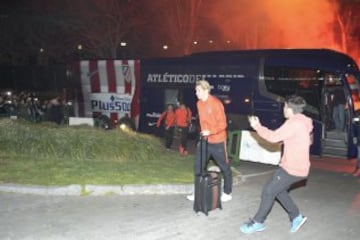Los seguidores del Atlético acudieron al hotel de concentración para animar a su equipo antes del partido de Champions.
Fernando Torres.