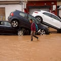 Un hombre recorre las calles inundadas de Valencia tras la inundaciones producidas por la ADANA.