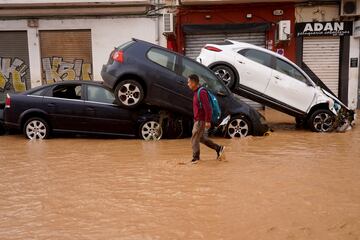 Un hombre recorre las calles inundadas de Valencia tras la inundaciones producidas por la ADANA.