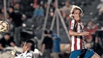 <b>SIN GOL. </b>Forlán no puede evitar Gutiérrez, que despeja ante la llegada del uruguayo. El Atlético sigue sin marcar en la gira.