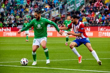 En el primer partido completo que disputó Isco desde que volviera de su lesión, el de Arroyo de la Miel volvió a hacer magia. A pesar de la derrota de los verdiblancos, el centrocampista fue un incordio absoluto en la medular. En la primera mitad nos dejó una jugada de ensueño, en la que recogió la pelota en su propio campo y se machó de Blind, Portu, Iván Martín; y otra vez Portu.