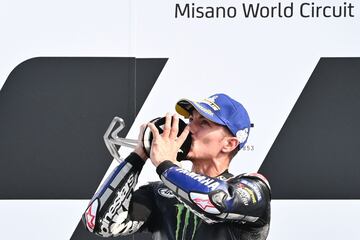Maverick Viñales en el podio del Gran Premio Emilia Romagna.