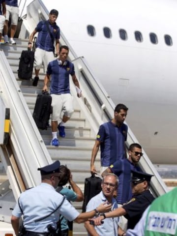 Los jugadores bajando del avión en el aeropuerto de Tel Aviv (Israel).