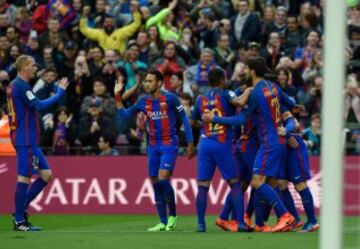 Los jugadores celebran el 1-0 de Alcácer. 