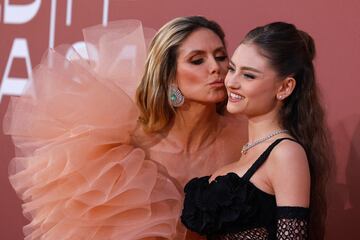 Heidi Klum y Leni Olumi Klum en la alfombra roja de Cannes.