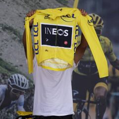 El momento esperado: Egan entrega el maillot a Colombia