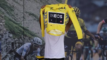Egan Bernal ofrece la camiseta de campeón del Tour de Francia a Colombia.