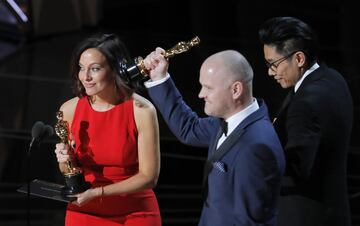 Lucy Sibbick, David Malinowski y Kazuhiro Tsuji recogen el Oscar a mejor maquillaje y peluquería por El instante más oscuro.