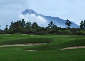 Situado junto al volcán activo Monte Merapi, este lugar ofrece golf y aventura a partes iguales.