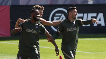 Demb&eacute;l&eacute; y Luis Su&aacute;rez, en un entrenamiento.