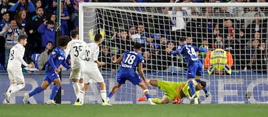 El portero belga para en seco la embestida azulona. En la imagen, intervención crucial a tiro de Juanmi, Álvaro Rodríguez llega por detrás y golpea al guardameta. El delantero fue amonestado.