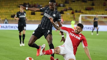 Monaco's Chilean defender Guillermo Maripan (R) fights for the ball with Sturm Graz's Kelvin Yeboah (L) during the UEFA Europa League Group B football match between AS Monaco and SK Sturm Graz at "Louis II" stadium in Monaco, on September 16, 2021. (Photo by Valery HACHE / AFP)
