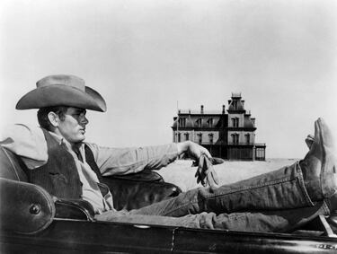 James Dean fue un actor estadounidense muy famoso en los años 50, conocido por su talento y carisma en películas como "Rebelde sin causa". Lamentablemente, su carrera fue corta, ya que falleció en un accidente automovilístico a los 24 años. A pesar de su corta vida, se convirtió en un ícono cultural y símbolo de la juventud rebelde.