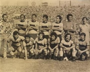'El Loco' Regalado debutó con El Salvador en 1943 ante Guatemala y en total disputó 62 partidos con la elástica de su país. El mediocampista jugó toda su carrera en El Salvador.