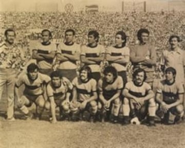 'El Loco' Regalado debutó con El Salvador en 1943 ante Guatemala y en total disputó 62 partidos con la elástica de su país. El mediocampista jugó toda su carrera en El Salvador. 