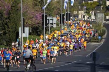 Unos 20.000 corredores tomaron parte en el evento deportivo anual el viernes, que incluye pistas de maratón completo y medio, pasando a través de una sección de la Ciudad Vieja, uno de los sitios más conocidos de Jerusalén.