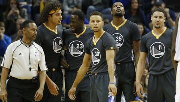 MEM08. MEMPHIS (EE.UU.), 10/12/2016.- De izquierda a derecha, Anderson Varejao, Draymond Green, Stephen Curry, Kevin Durant y Klay Thompson de Golden State Warriors observan el tablero ante Memphis Grizzlies hoy, s&aacute;bado 10 de diciembre de 2016, durante un juego de la NBA en el FedExForum en Memphis (EE.UU.). EFE/Mike Brown