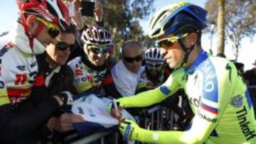 Contador firma autógrafos en la salida de la Vuelta a Andalucía.