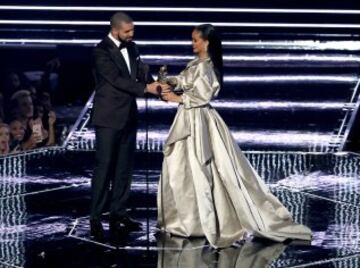 Drake y Rihanna en un momento de la gala