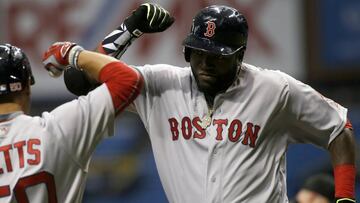 David Ortiz celebra con Mookie Betts la consecuci&oacute;n del home run n&uacute;mero 533 de su carrera deportiva contra Tampa Bay Rays.