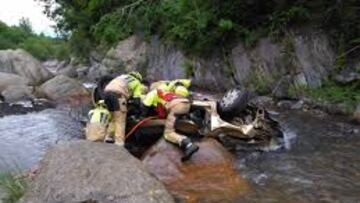 Los bomberos rescatan tres cadáveres en el río tras caer su coche por un barranco