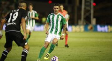 Llegó por petición del uruguayo Gustavo Poyet pero no pudo consolidarse del todo. Ha marcado un gol en 806 minutos defendiendo la camiseta de Betis.